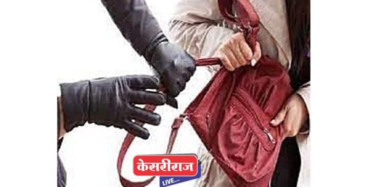 एटीएममध्ये रांगेत उभ्या असलेल्या महिलेच्या पर्समधून रोकड लंपास, संशयित महिला सीसीटीव्हीत कैद