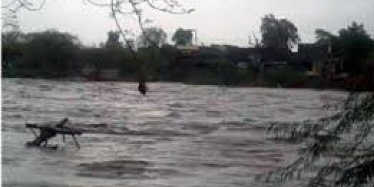 चोपडा तालुक्यातील नदी नाल्यांना पूर, नागरिकांची तोबा गर्दी