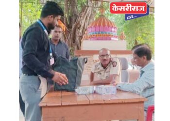 नाकाबंदीदरम्यान कारमध्ये सापडली ६३ लाखांची रोकड  