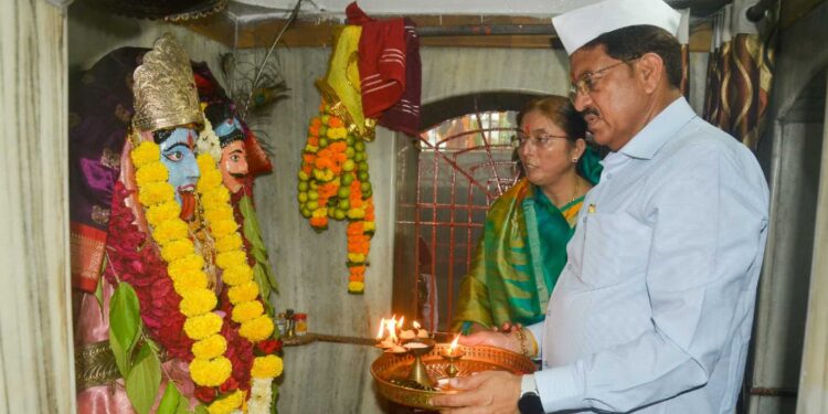 कालिका माता मंदिर येथे आ. राजूमामा, माजी महापौर सीमा भोळे यांच्या हस्ते महाआरती
