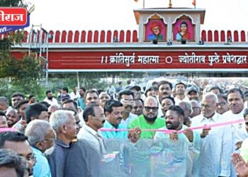 क्रांतिसूर्य महात्मा फुले प्रवेशद्वाराचे पालकमंत्र्यांच्या हस्ते लोकार्पण