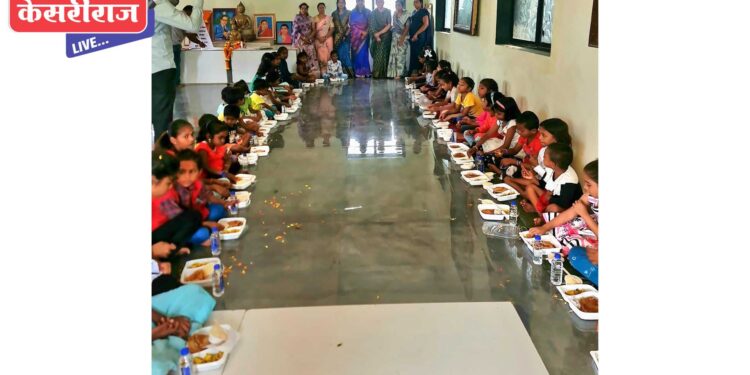 शैक्षणिक साहित्यांची भेट देऊन कन्या सन्मान