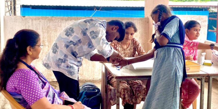 शिरसोली येथील हिराबाई पाटील विद्यालयात दोनशे विद्यार्थ्यांची रक्तगट तपासणी