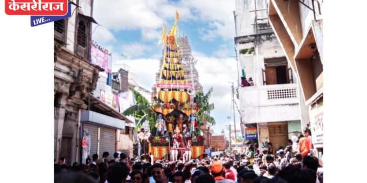 लाखो भाविकांच्या उपस्थितीत पारोळा येथील रथ मार्गस्थ