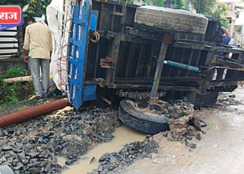 गटारीच्या खड्ड्यात चाक फसून ट्रॅक्टर झाले पलटी, शेतकऱ्याचे नुकसान