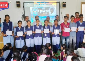 सामनेर विद्यालयात विद्यार्थ्यांना स्कॉलरशिपचे धनादेश प्रदान