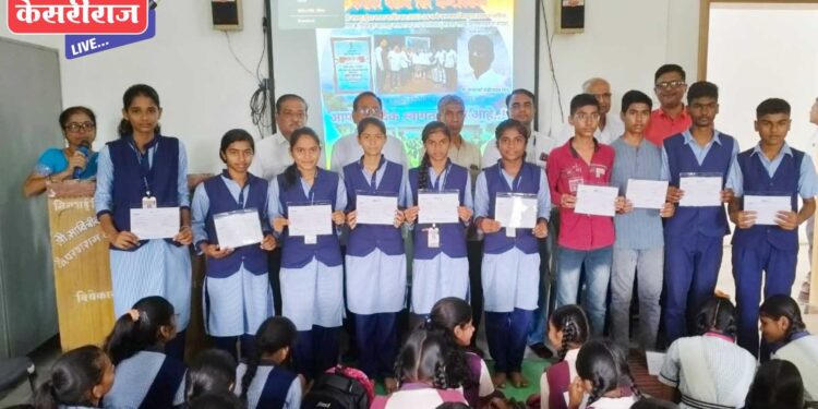 सामनेर विद्यालयात विद्यार्थ्यांना स्कॉलरशिपचे धनादेश प्रदान