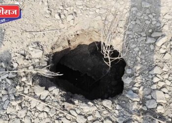 रस्ता खचून खड्ड्यात दुचाकी अडकली ; आईसह मुलगा गंभीर जखमी