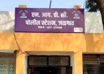 पोलीस स्टेशनला तक्रार केली म्हणून तीन जणांवर धारदार शस्त्राने टोळक्याचा हल्ला