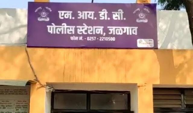 पोलीस स्टेशनला तक्रार केली म्हणून तीन जणांवर धारदार शस्त्राने टोळक्याचा हल्ला