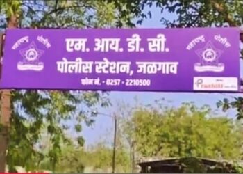 पोलीस स्टेशनला तक्रार केली म्हणून तीन जणांवर धारदार शस्त्राने टोळक्याचा हल्ला