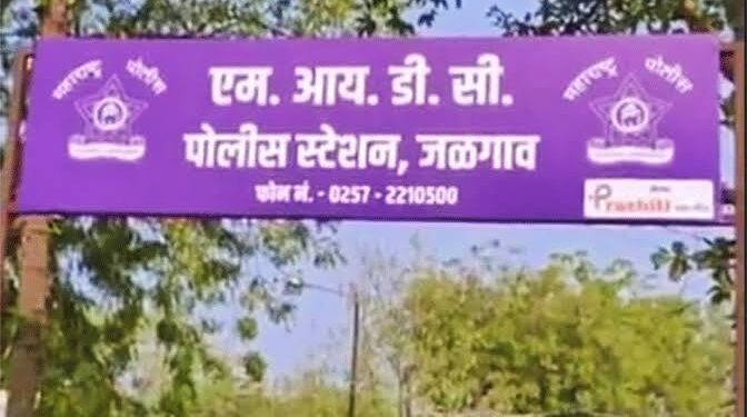 पोलीस स्टेशनला तक्रार केली म्हणून तीन जणांवर धारदार शस्त्राने टोळक्याचा हल्ला