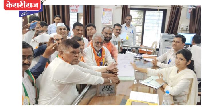 ढोलताशांच्या गजरात उमेदवार दिलीप खोडपेंचा अर्ज दाखल