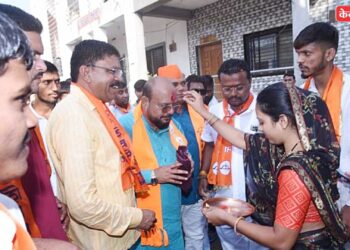 उमेदवार गुलाबराव पाटील यांचा ग्रामीण भागात प्रचार सुरू, माता-भगिनींचे घेतले आशीर्वाद