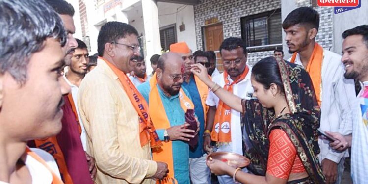 उमेदवार गुलाबराव पाटील यांचा ग्रामीण भागात प्रचार सुरू, माता-भगिनींचे घेतले आशीर्वाद