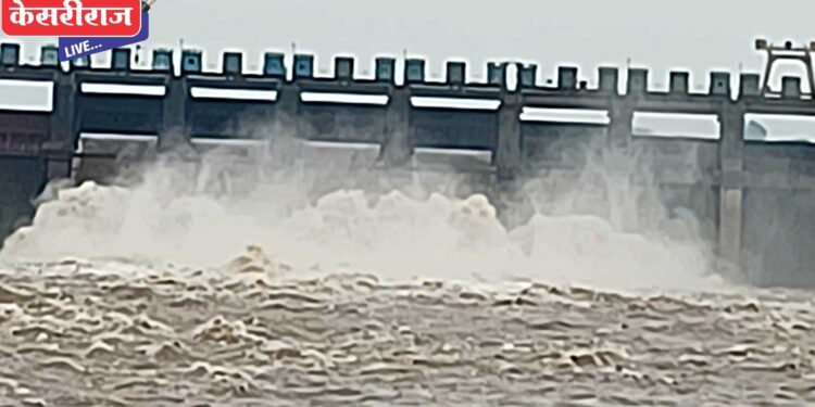 मुसळधार पावसामुळे हतनुर धरणाचे सहा दरवाजे उघडले