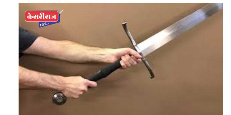 लोखंडी तलवार घेवून दहशत : तरुणाला मुद्देमालासह अटक