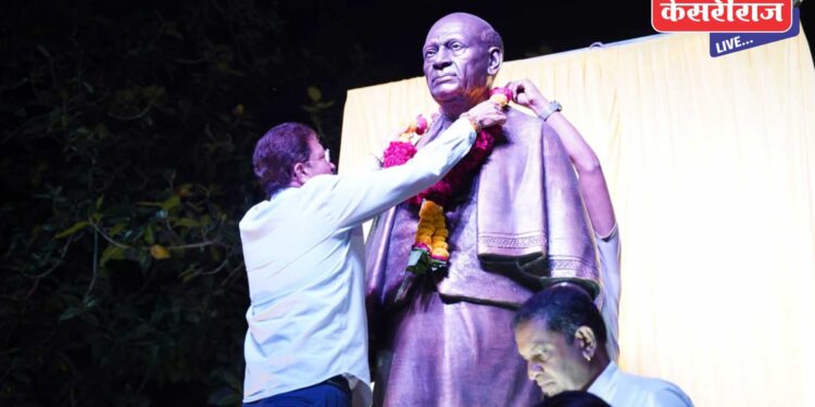 सरदार वल्लभभाई पटेल यांच्या पुतळ्याला आ. भोळे यांनी माल्यार्पण करून केले अभिवादन