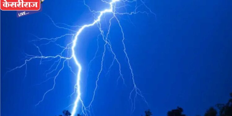 घरांवर वीज कोसळली, वाहनांसह वस्तूंचे नुकसान