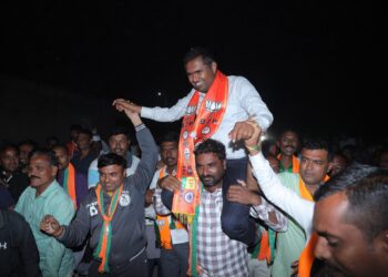 आ. मंगेश चव्हाण यांचे दरेगावात जंगी स्वागत