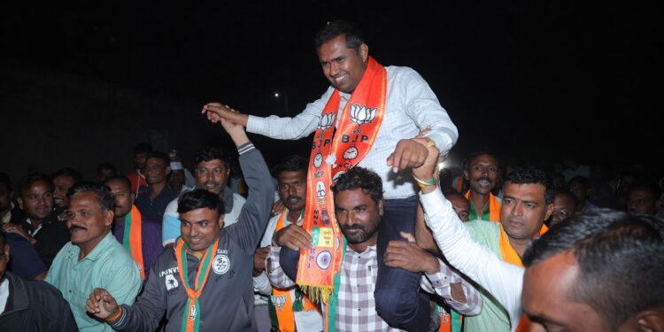 आ. मंगेश चव्हाण यांचे दरेगावात जंगी स्वागत