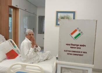 निवडणूक आयोग व जिल्हाधिकारी कार्यालयातर्फे गृहमतदान मोहीम