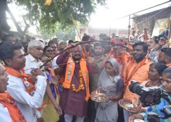 मंत्री गुलाबभाऊंचा आदिवासी बांधवांकडून ‘धनुष्यबाण’ देऊन सन्मान, शेतकऱ्यांसह भव्य बैलगाडी प्रचार रॅलीने शक्तिप्रदर्शन