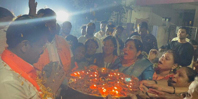 चंदूअण्णा नगर चौक भाजपमय, जेसीबीवरून आ. राजूमामांवर पुष्पवृष्टी..!