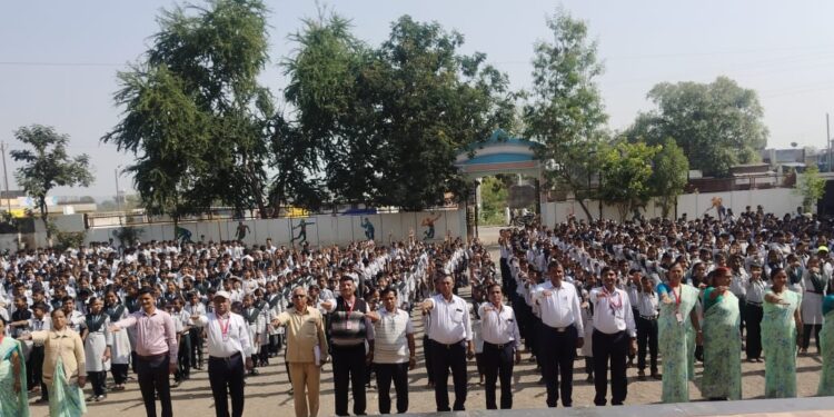 शिरसोलीच्या बारी माध्यमिक विद्यालयात संविधान दिन उत्साहात