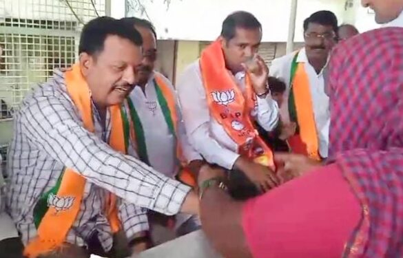 “आदर्श”च्या चहाने सुरुवात, आ. चव्हाणांनी साधला चहा टपरीवर नागरिकांशी संवाद !