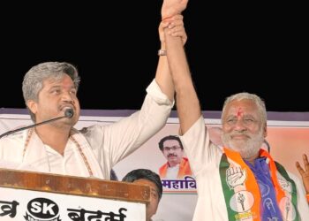 ज्या मंत्र्यांना चिखलातून रस्ते तुडवत जावे लागते, ते काय विकास कामे करतील ?