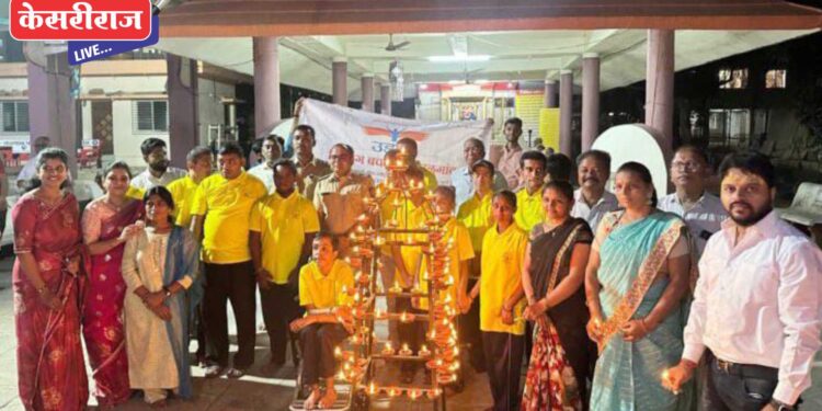 दिव्यांगांच्या हजारो दिव्यांनी उजळले चिमुकले श्रीराम मंदिर!