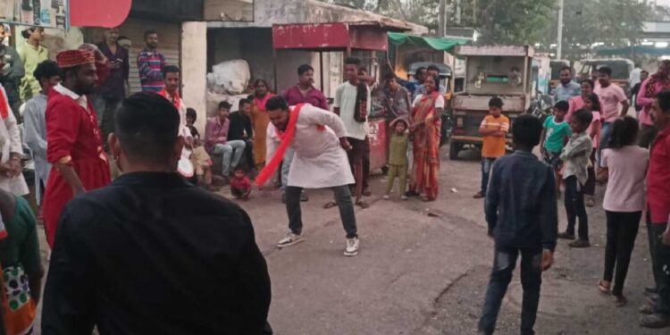 पथनाट्याच्या माध्यमातून डॉ. अनुज पाटील यांच्या प्रचाराने घेतली आघाडी