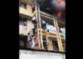 हडपसरात जळगाव पीपल्स बँक शाखेच्यावर इमारतीला भीषण आग ; थरारक व्हिडीओ आला समोर