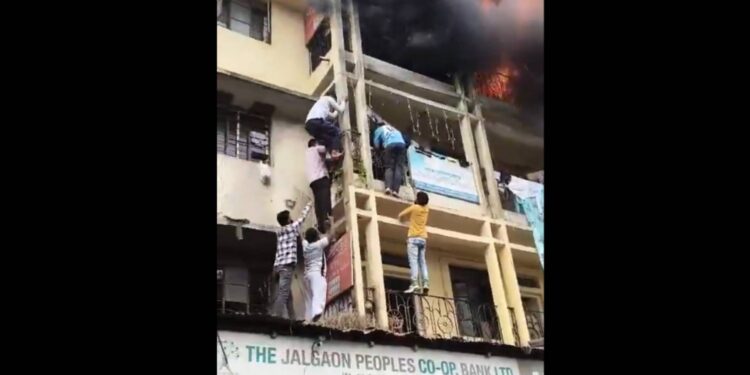 हडपसरात जळगाव पीपल्स बँक शाखेच्यावर इमारतीला भीषण आग ; थरारक व्हिडीओ आला समोर