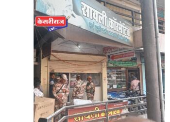 कॉस्मेटिक्स दुकानात निवडणूक अधिकाऱ्यांची धाड, पावणे ३ लाख जप्त