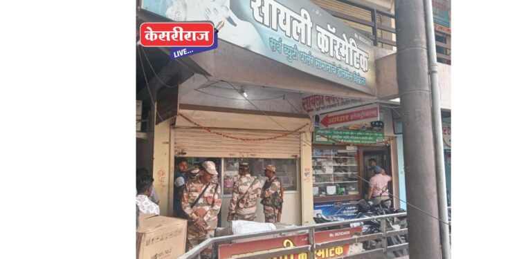 कॉस्मेटिक्स दुकानात निवडणूक अधिकाऱ्यांची धाड, पावणे ३ लाख जप्त