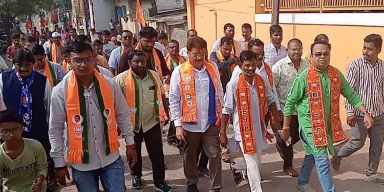 फुलांच्या वर्षावात मेहरुण परिसरात आ. राजूमामा भोळे यांचे नागरिकांकडून स्वागत