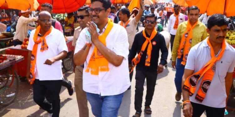 डॉ. अनुज पाटील यांचे जुने जळगाव परिसरामध्ये जल्लोषात स्वागत