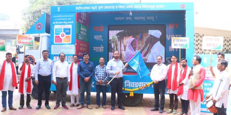 जळगाव जिल्ह्यात मतदार जनजागृती मोहिमेअंतर्गत डिजिटल चित्ररथास प्रारंभ