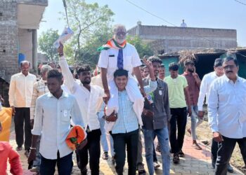 दिलीप खोडपे सर यांना खांद्यावर उचलून मतदारांनी काढली प्रचार रॅली