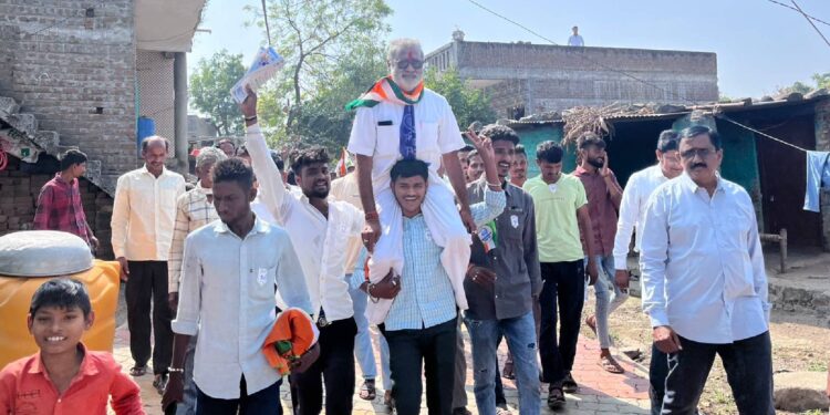 दिलीप खोडपे सर यांना खांद्यावर उचलून मतदारांनी काढली प्रचार रॅली