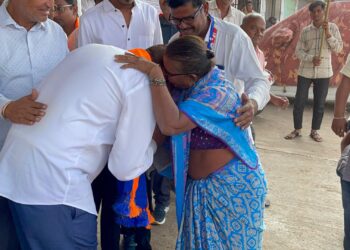 भगिनीने सांगितली कानात विजयाची गोष्ट ; व्यापारी, भाजी विक्रेत्यांनी केला निर्धार, पुन्हा एकदा राजूमामाच आमदार..!