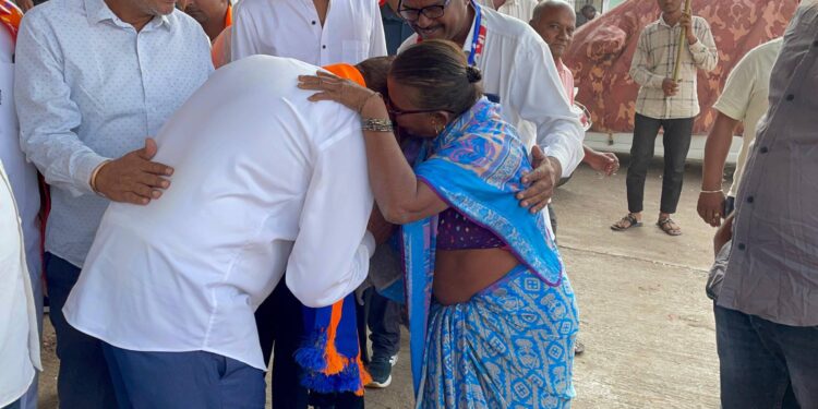 भगिनीने सांगितली कानात विजयाची गोष्ट ; व्यापारी, भाजी विक्रेत्यांनी केला निर्धार, पुन्हा एकदा राजूमामाच आमदार..!