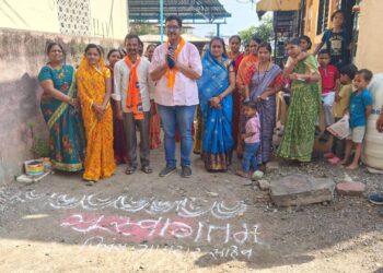 डॉ. अनुज पाटील यांचे फिक्स आमदार साहेब  रांगोळी काढून अयोध्या नगरच्या महिलांनी केले स्वागत..