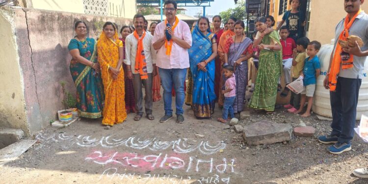डॉ. अनुज पाटील यांचे फिक्स आमदार साहेब  रांगोळी काढून अयोध्या नगरच्या महिलांनी केले स्वागत..