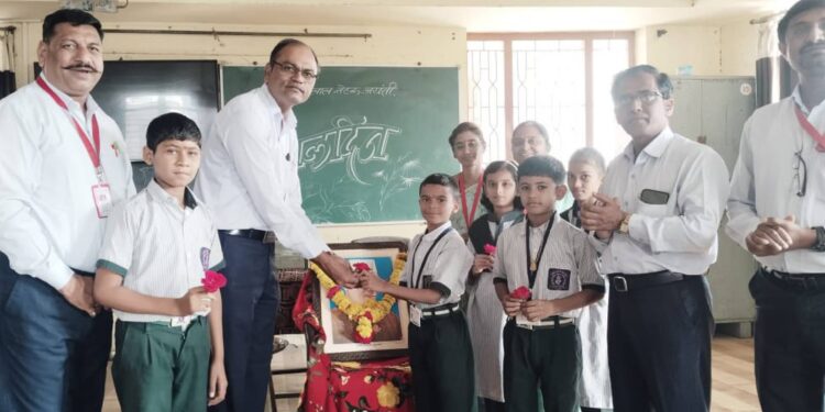 बारी समाज माध्यमिक व उच्च माध्यमिक विद्यालय येथे बालदिन उत्साहात