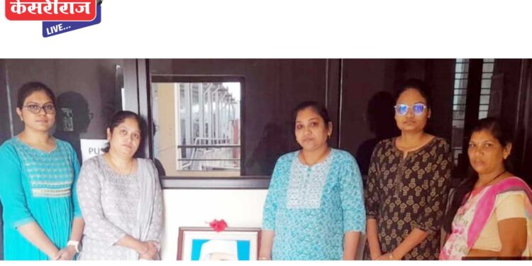 डॉ. वर्षा पाटील वूमन्स कॉलेज ऑफ कॉम्पुटर अँप्लिकेशनमध्ये पंडित नेहरूना अभिवादन