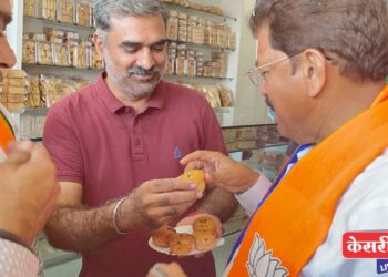 कुणी दिले लिंबू सरबत, कुणी खाऊ घातली पाणीपुरी, कचोरी तर कुणी केक..!