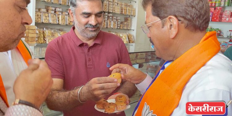 कुणी दिले लिंबू सरबत, कुणी खाऊ घातली पाणीपुरी, कचोरी तर कुणी केक..!